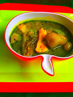 सिमला मिरची (ग्रीन)रस्सा भाजी (shimla mirchi bhaji recipe in marathi) रेसिपी चे मुख्य फोटो