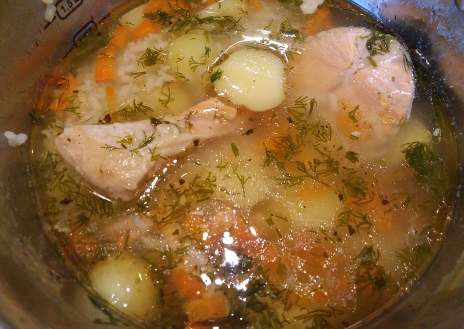 Рыбный суп в кастрюле