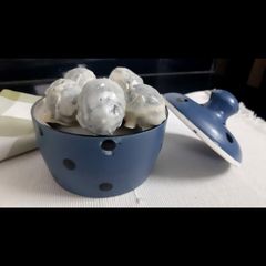 A picture of Oreo Easter egg.