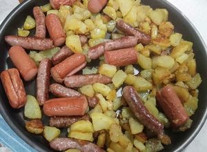 Foto di Salsiccia, wurstel e patate al forno