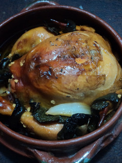 Una foto de Pollo a la cazuela relleno de chile poblano y cebollas a lo campesino de los altos de Jalisco