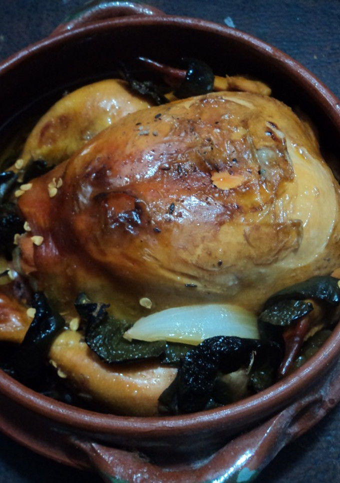 Una foto de Pollo a la cazuela relleno de chile poblano y cebollas a lo campesino de los altos de Jalisco