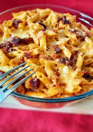 Una foto de Macarrones gratinados con queso y chorizo sabor Tex-mex