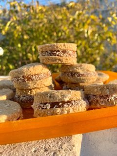 Una foto de Alfajores de avena y coco con dulce de leche❗️