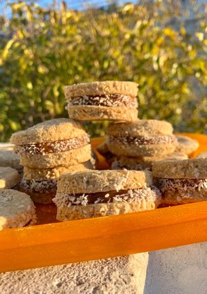 Una foto de Alfajores de avena y coco con dulce de leche❗️