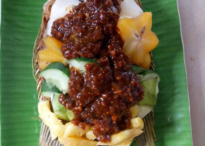 Cara Gampang Membuat Gurame goreng rujak buah, Enak