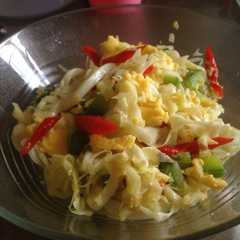 A picture of Tumis kol paprika orak arik telur.