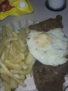 Una foto de Milanesa de caballo con papas fritas🍴🍳 🍟