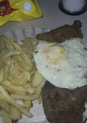 Una foto de Milanesa de caballo con papas fritas🍴🍳 🍟