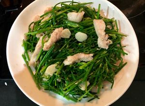 Hình của món Bông hẹ xào diềm thăn heo.