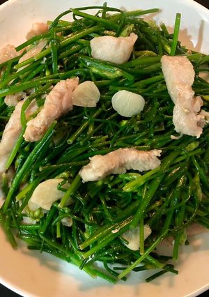 Hình của món Bông hẹ xào diềm thăn heo.