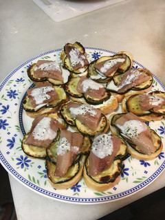 Una foto de Tapa de calabacín con sardina de Santoña