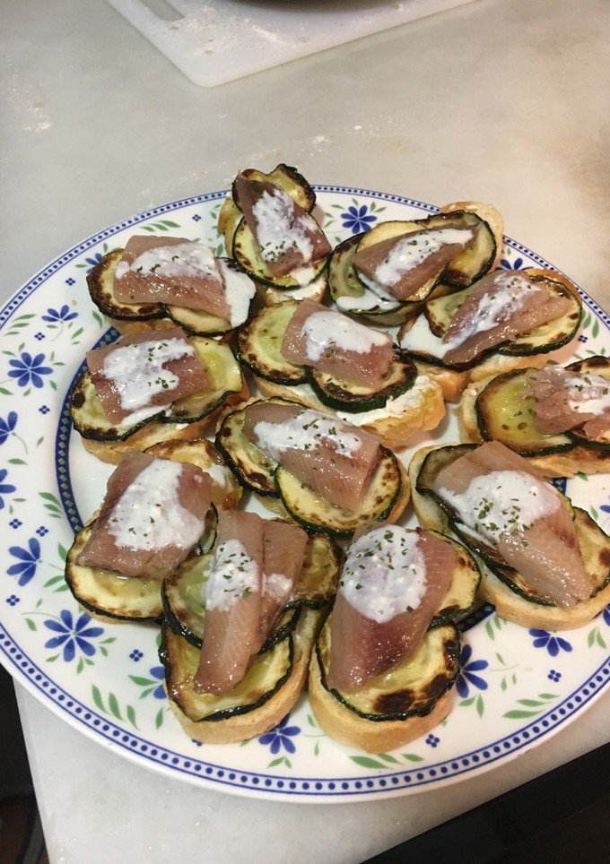 Una foto de Tapa de calabacín con sardina de Santoña