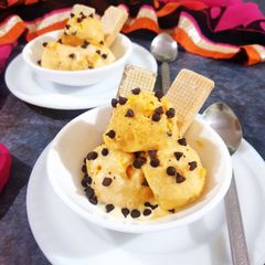 A picture of Mango chocolate chips ice-cream.