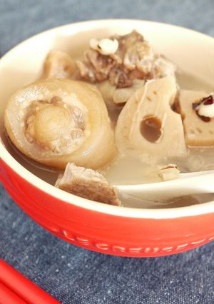 A picture of Lotus Root and Pork Tail Soup.