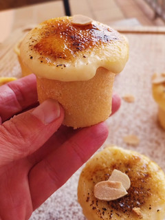 Una foto de Mini piononos de praliné de avellanas y nueces con crema