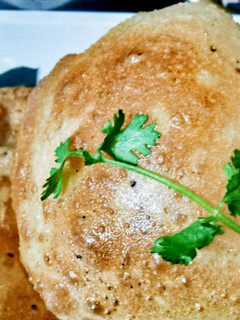 गेहूं के आटे की पूरी (Gehu ke aate ki puri recipe in Hindi) रेसिपी मुख्य फोटो