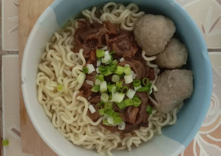 Mie topping jamur