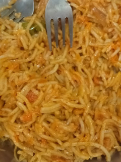 વેજ. હક્કા નૂડલ્સ(Veg. Hakka Noodles Recipe in Gujarati) રેસીપી મુખ્ય ફોટો