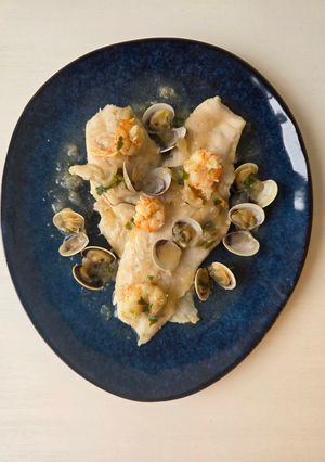 Una foto de Merluza en Salsa con Almejas y Gambas