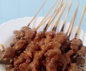 Cara Menyajikan Sate Ayam Abang-Abang Bumbu Pecel Mantul Banget