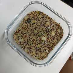 Una foto de Quinoa tricolor con limón, albahaca y ajo