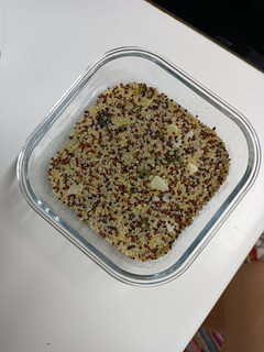 Una foto de Quinoa tricolor con limón, albahaca y ajo