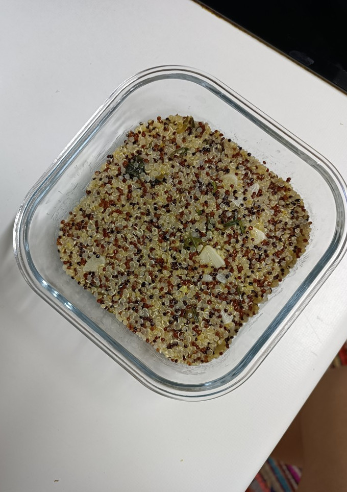 Una foto de Quinoa tricolor con limón, albahaca y ajo