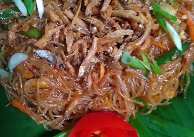 Anti Ribet, Buat Bihun goreng tabur teri Menu Enak Dan Mudah Dibuat