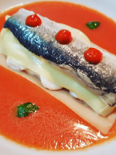 Una foto de Lasaña fría de sardina sobre salsa de tomate