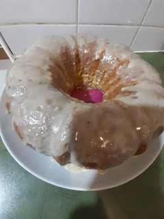 Una foto de Bundt cake glaseado de vainilla
