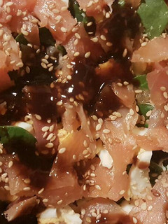 Una foto de Ensalada de espinacas con salmón