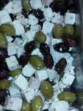 Aceitunas negras y verdes con queso fresco