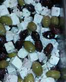 Aceitunas negras y verdes con queso fresco