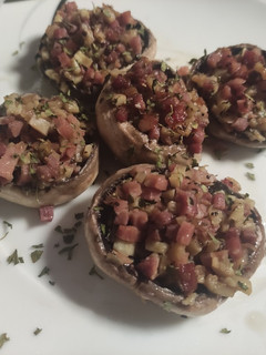 Una foto de Champiñones rellenos de jamón