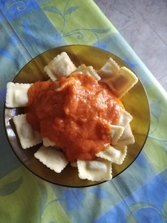 Una foto de Raviolis de carne con boloñesa y tomate frito