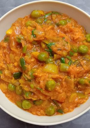 લીલી હળદર અને વટાણા ની સબ્જી (Raw Turmeric Peas Sabji Recipe In Gujarati) રેસીપી મુખ્ય ફોટો