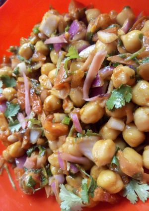 A picture of White chickpeas chaat.
