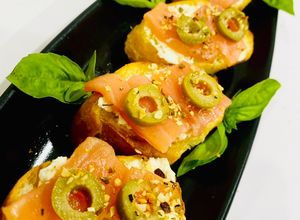 Hình của món Finger Food 👌4: Bánh mì Olui + cá hồi xông khói   “Món bốc tay mới đúng điệu”.