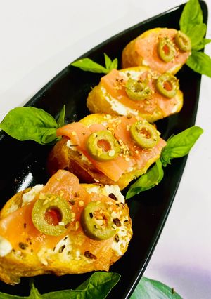 Hình của món Finger Food 👌4: Bánh mì Olui + cá hồi xông khói “Món bốc tay mới đúng điệu”.