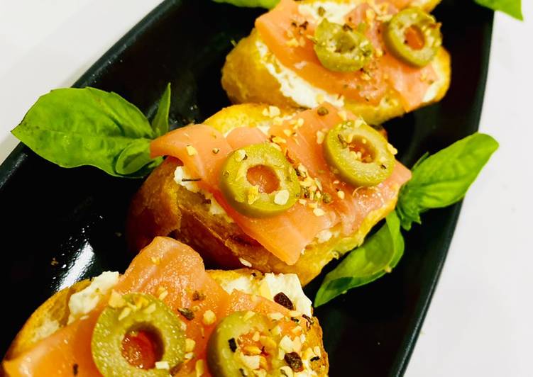 Finger Food 👌4: Bánh mì Olui + cá hồi xông khói
 “Món bốc tay mới đúng điệu”
