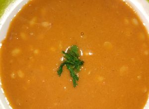 Una foto de Mole de frijol blanco