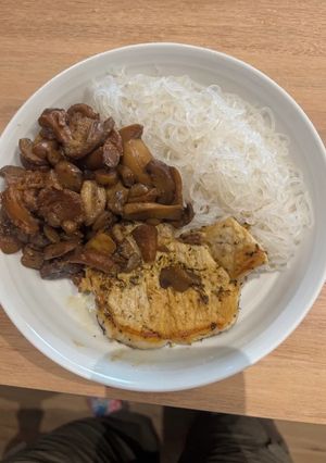 Une photo de Escalope de porc aux champignons et nouilles de konjac