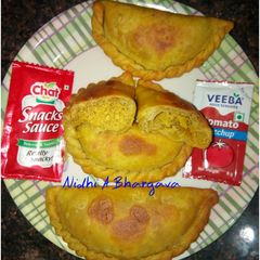 A picture of Gujiya kachori.