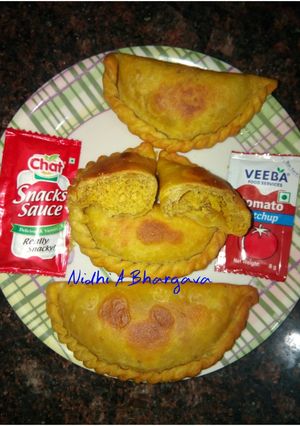 A picture of Gujiya kachori.