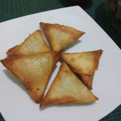 A picture of Chicken samosa.