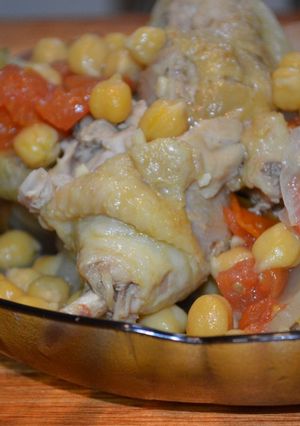 Una foto de Pollo guisado con hinojo y Garbanzos
