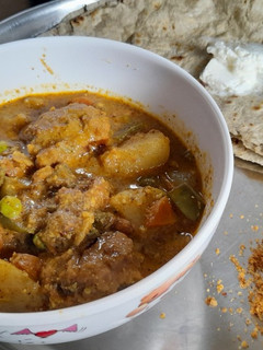 उंधियो (Undhiyo recipe in marathi) रेसिपी चे मुख्य फोटो