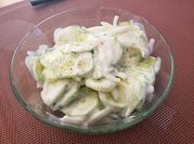 Una foto de ensalada con eneldo