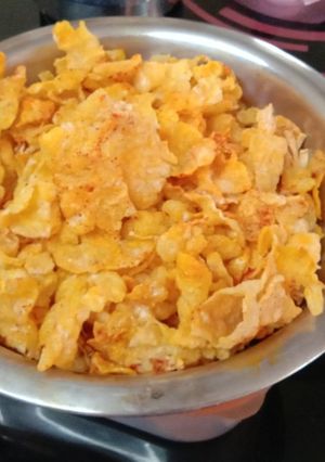 A picture of Crispy corn poha chivda.